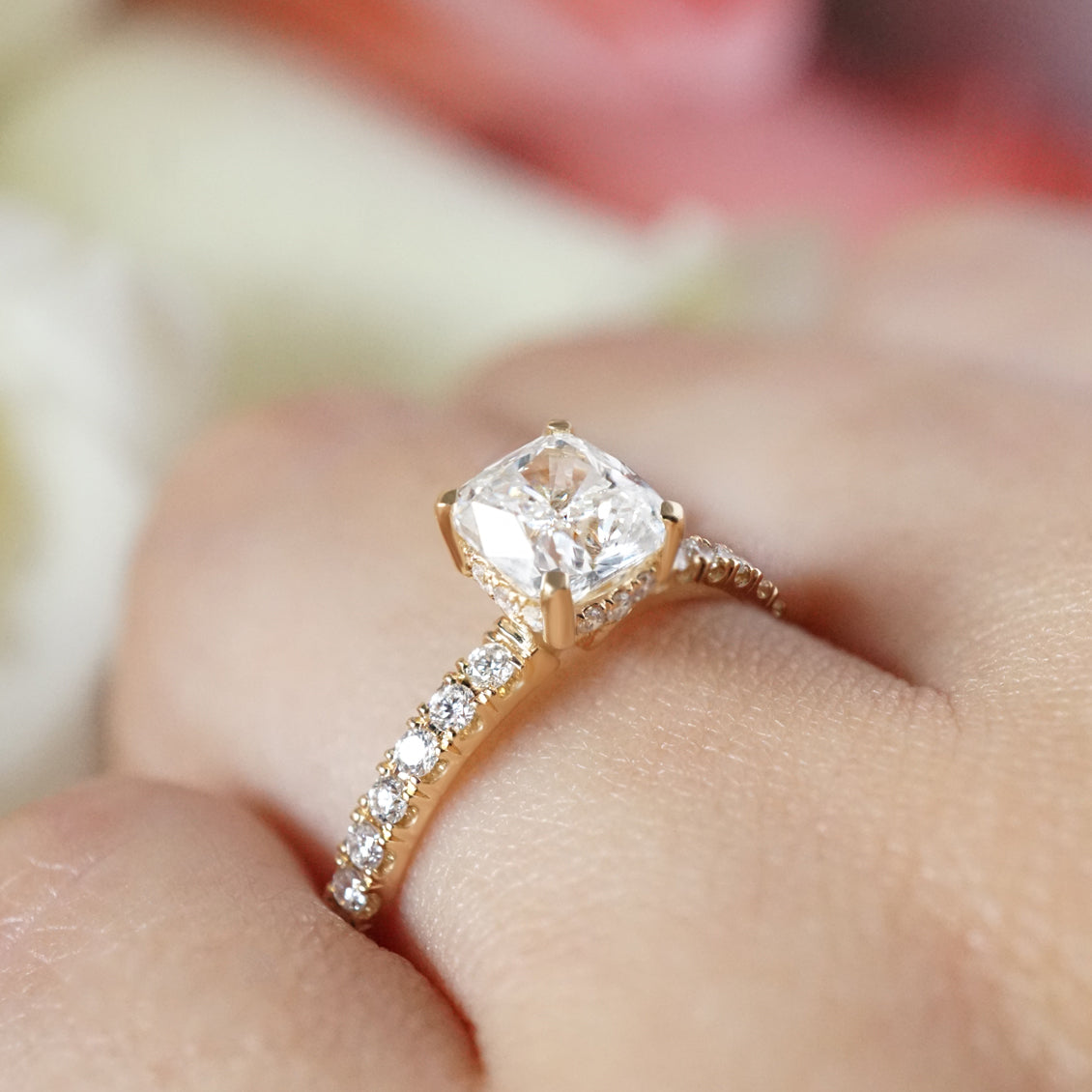 Anillo en oro amarillo de 18K solitario con brillante cushion