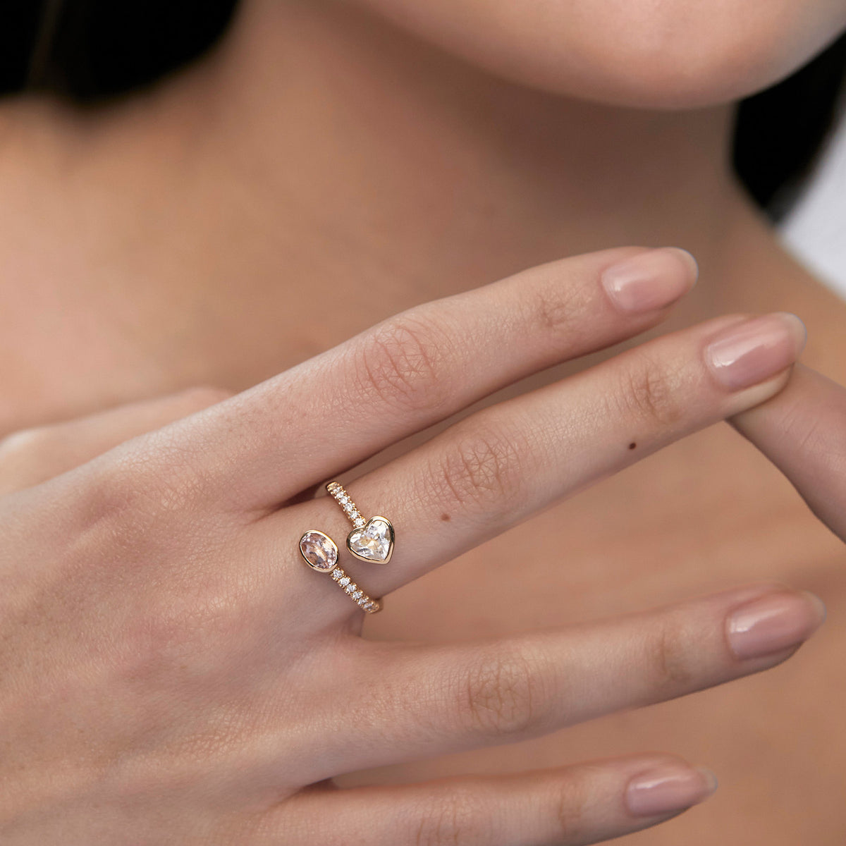 Anillo en oro amarillo de 18K cruzado con brillantes, morganita y cuarzo cristal