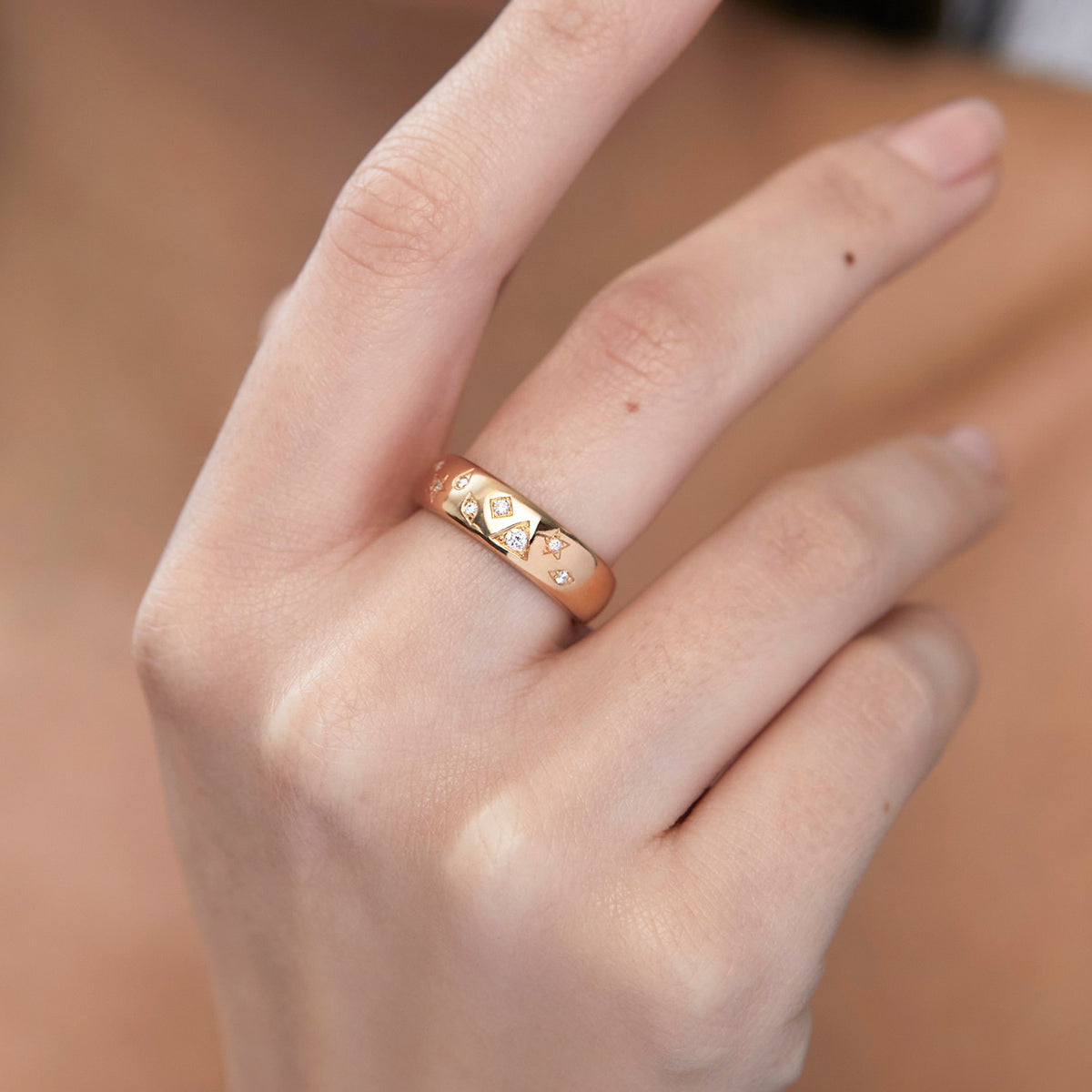 Anillo oro amarillo 18K avellanado con formas en bajo relieve