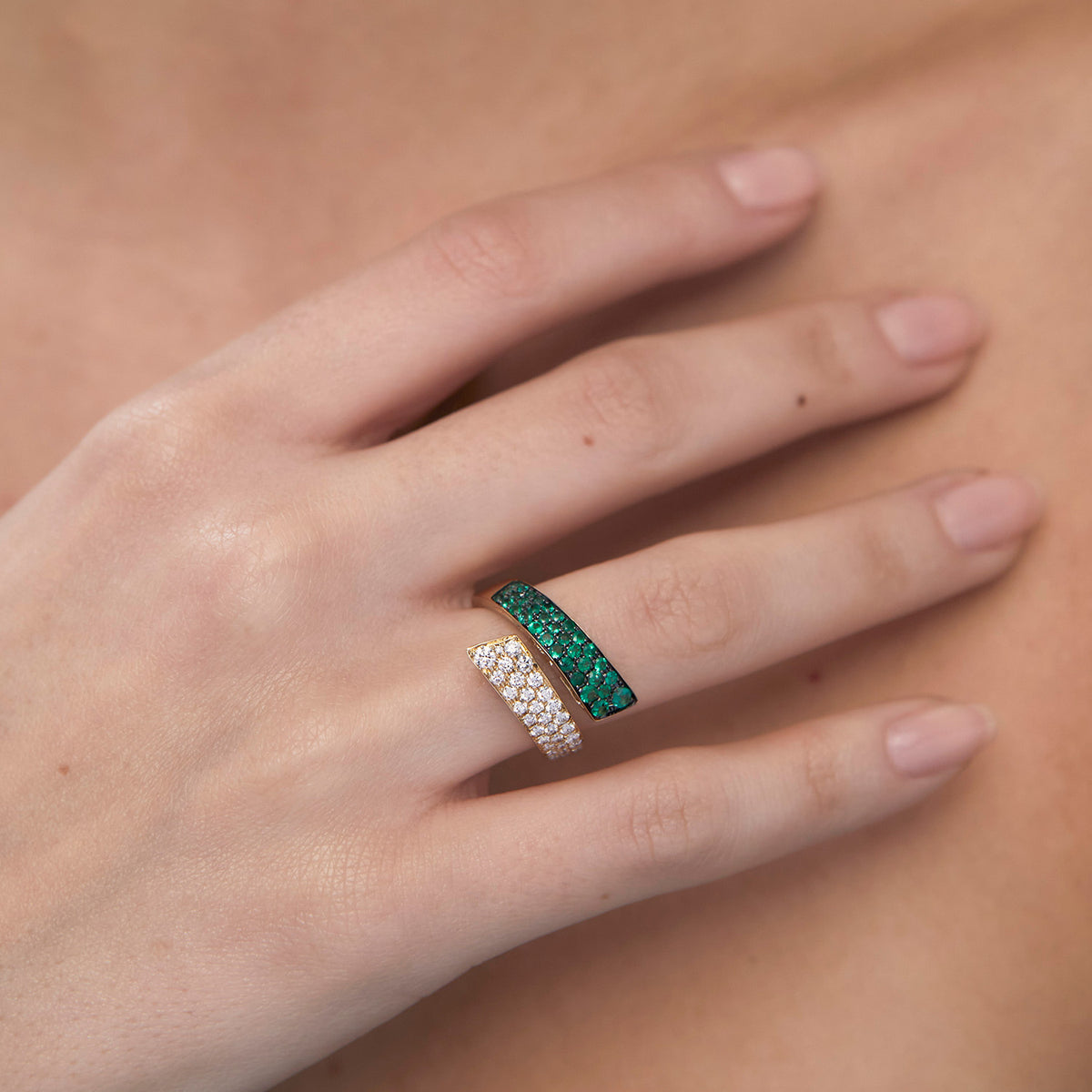 Anillo oro amarillo 18K cruzado con esmeraldas y brillantes