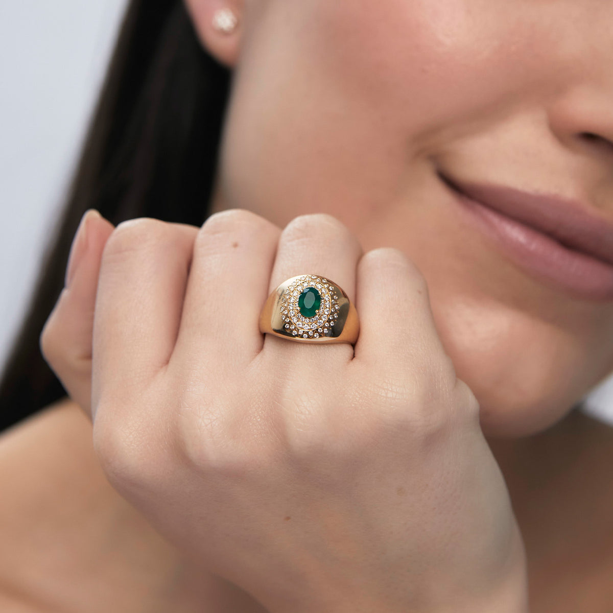 Anillo oro amarillo de 18K aro ancho bombeado con onix verde