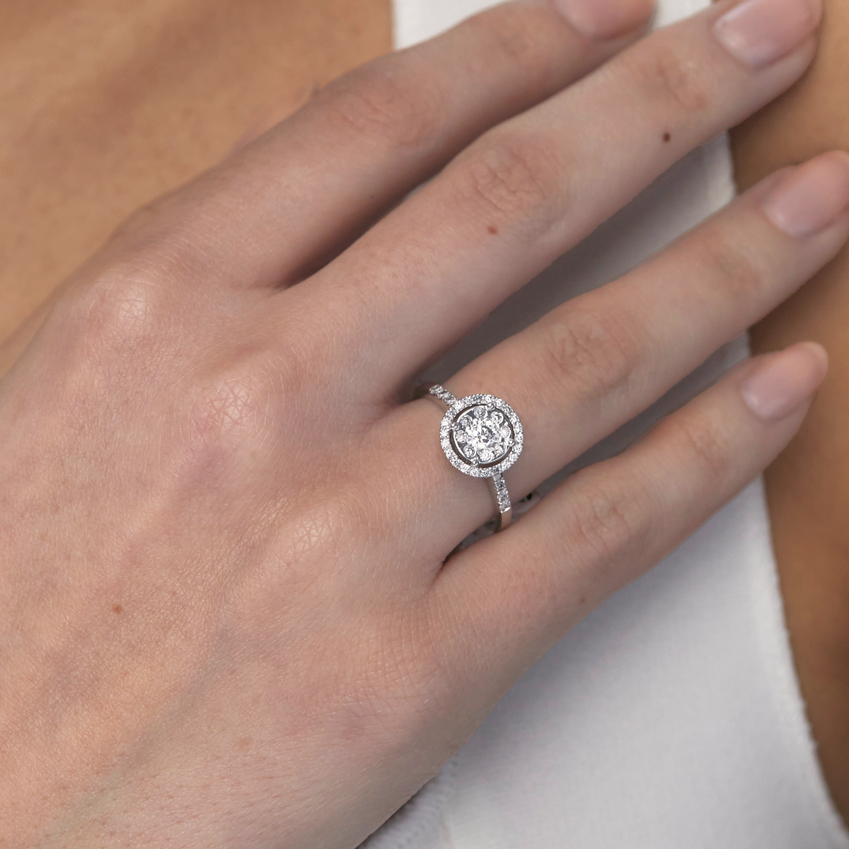 Anillo de compromiso en oro blanco de 18K modelo Fleur