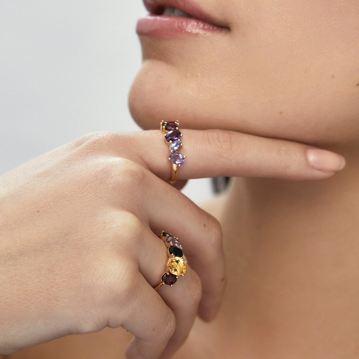 Anillo en oro amarillo de 18K piedras de colores en corte oval