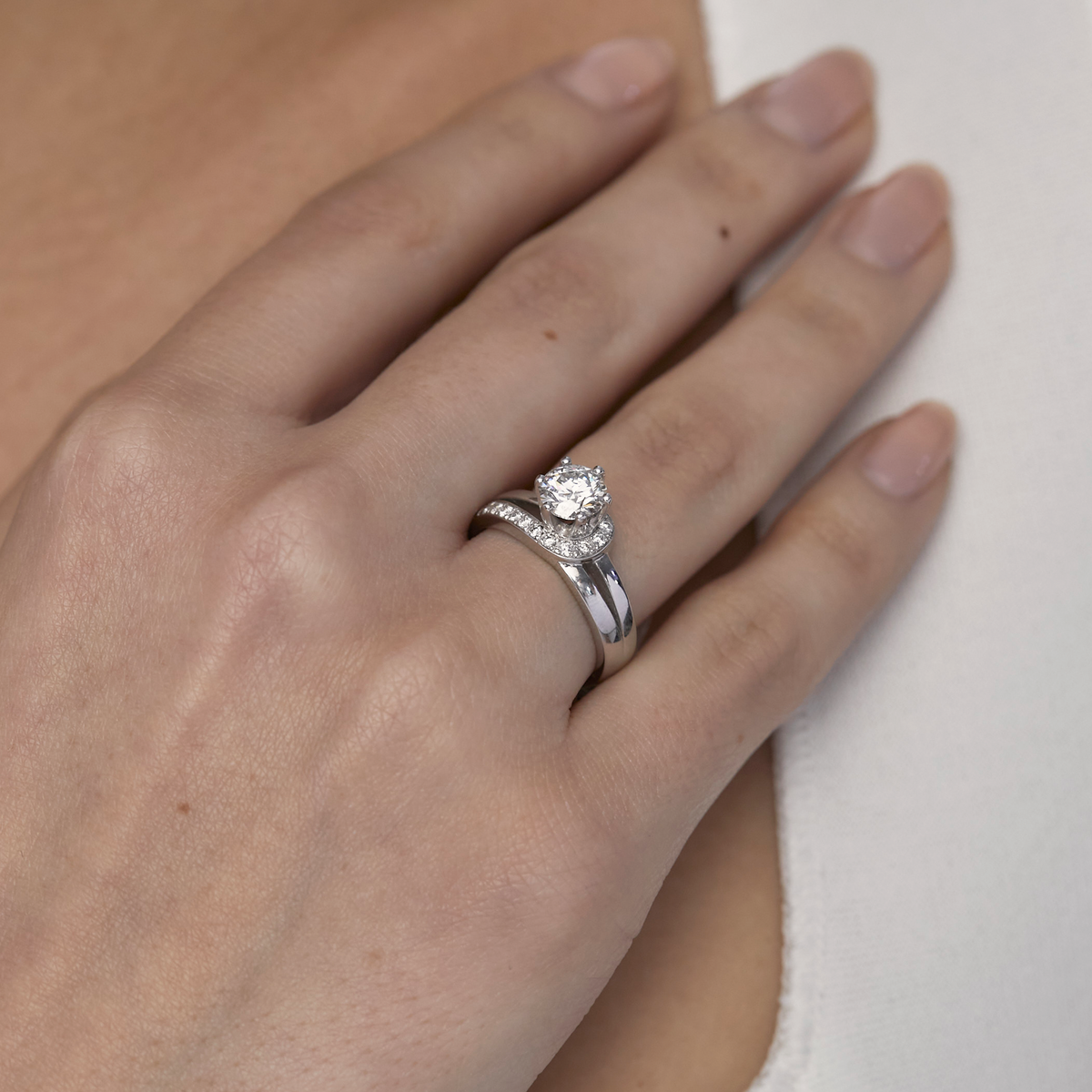 Anillo de compromiso en oro blanco 18k modelo Celestial