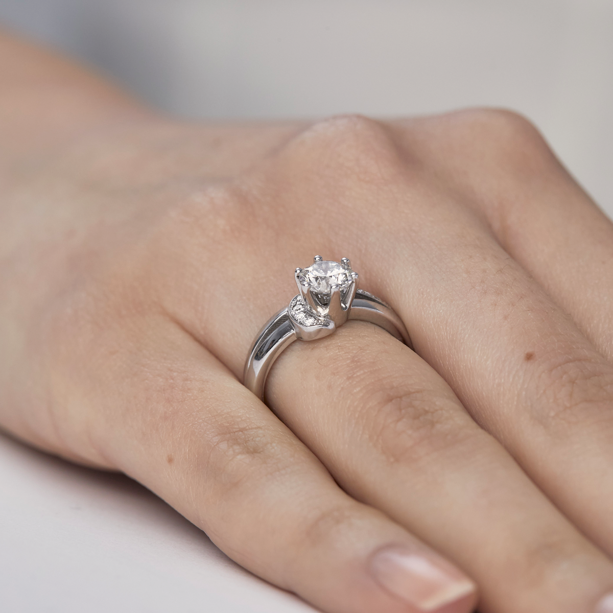 Anillo de compromiso en oro blanco 18k modelo Celestial