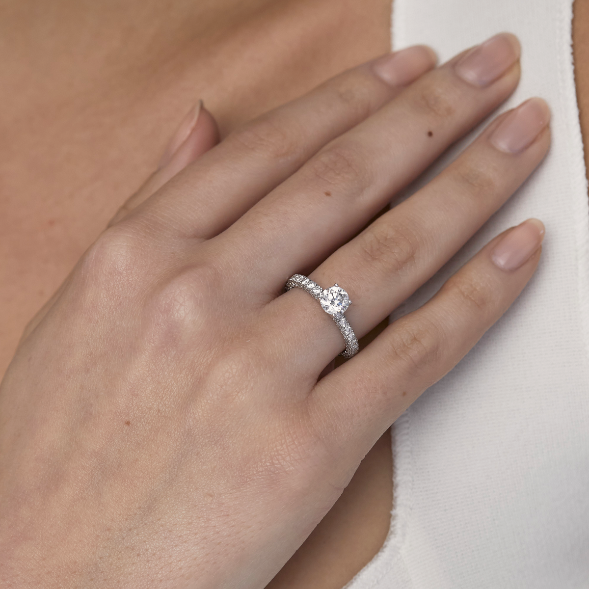Anillo de compromiso en oro blanco 18k solitario modelo Emma