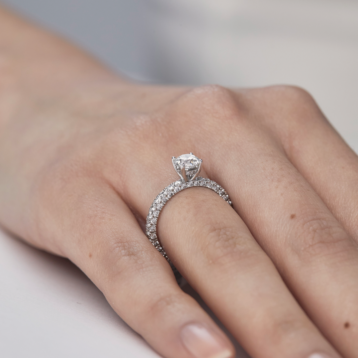 Anillo de compromiso en oro blanco 18k solitario modelo Emma
