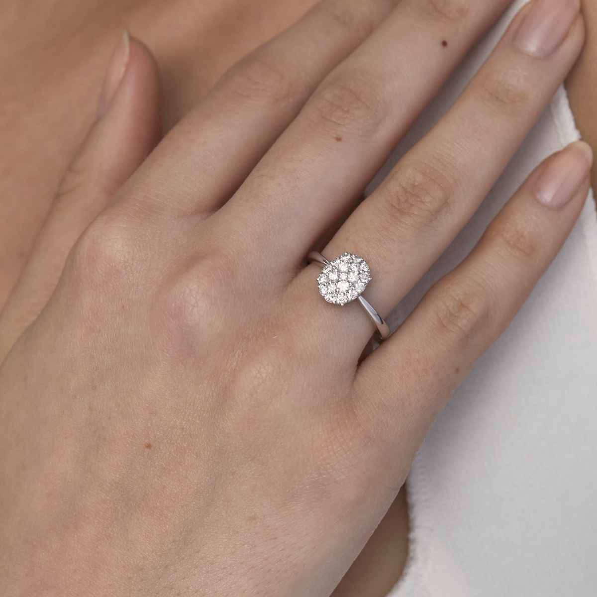 Anillo de compromiso en oro blanco 18K modelo Isadora