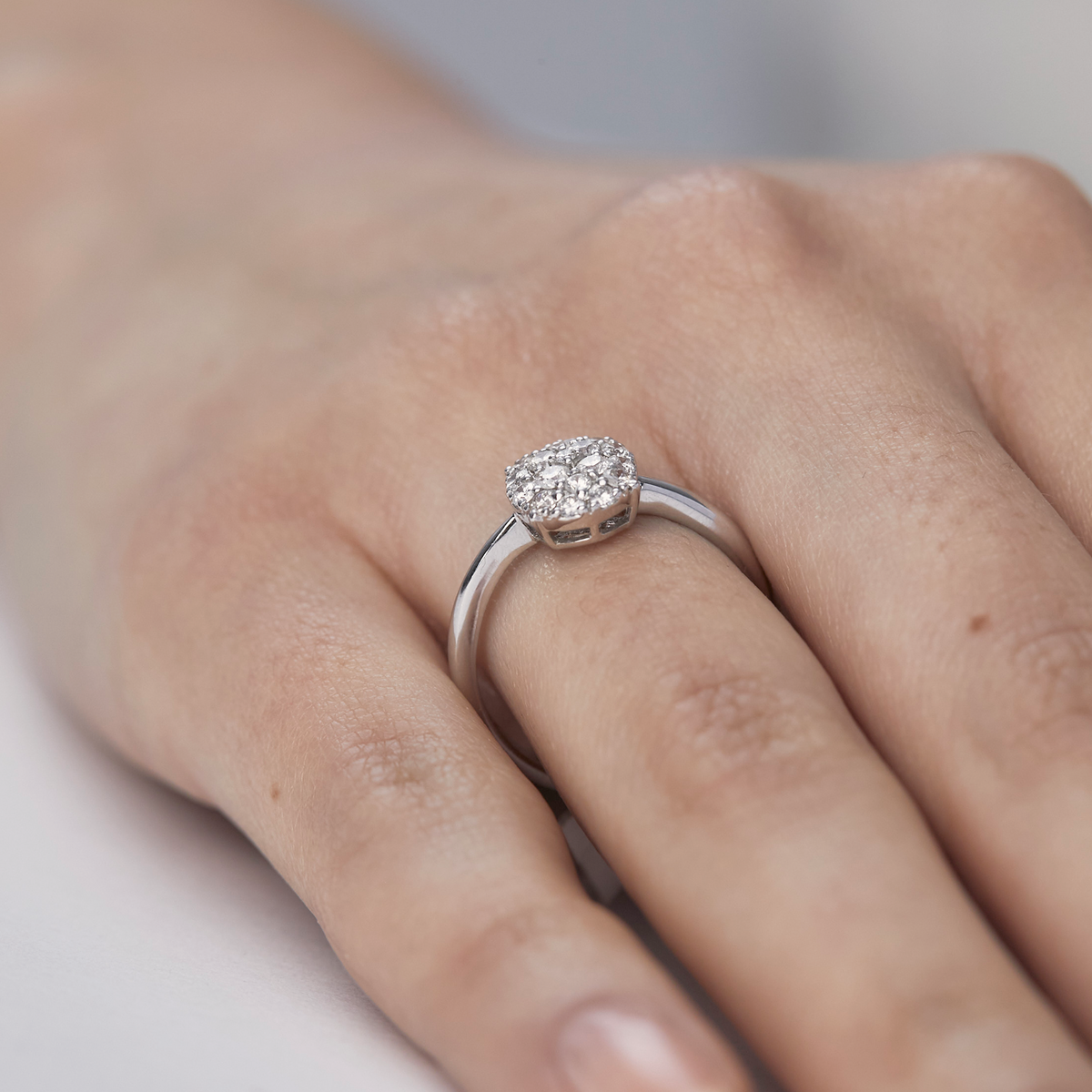 Anillo de compromiso en oro blanco 18K modelo Isadora