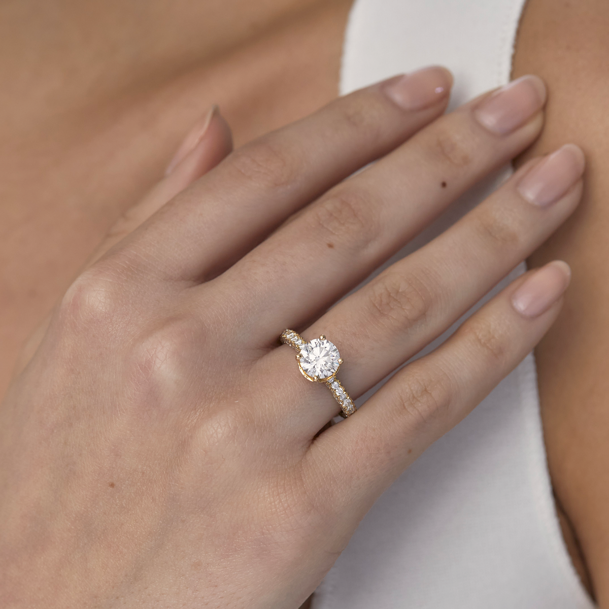 Anillo de compromiso en oro amarillo 18k modelo Aura