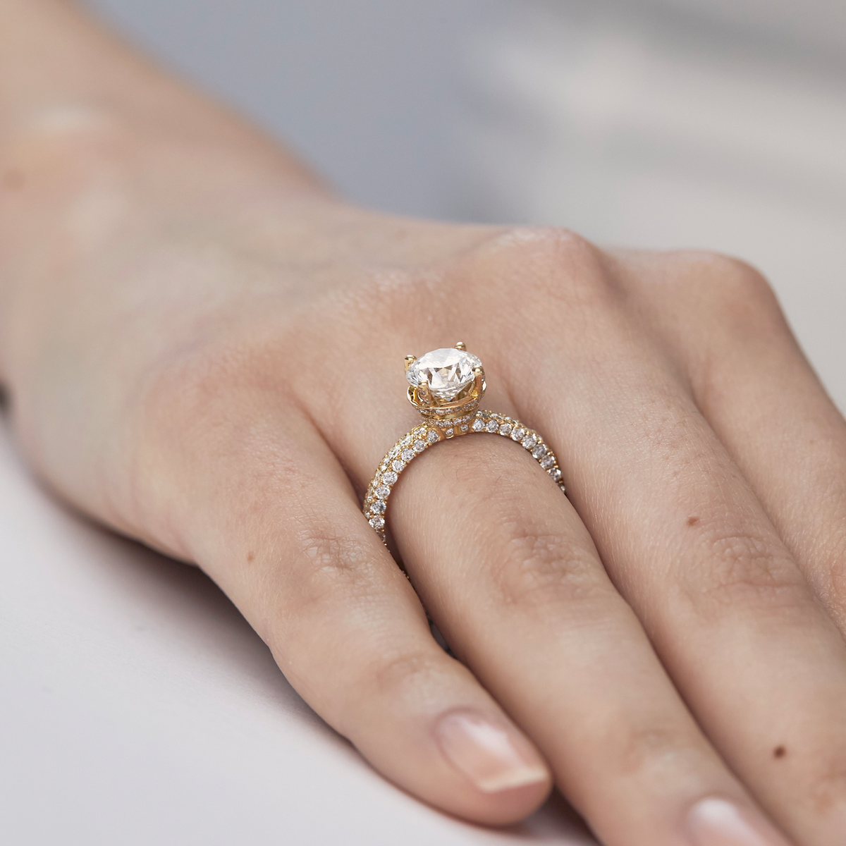 Anillo de compromiso en oro amarillo 18k modelo Aura