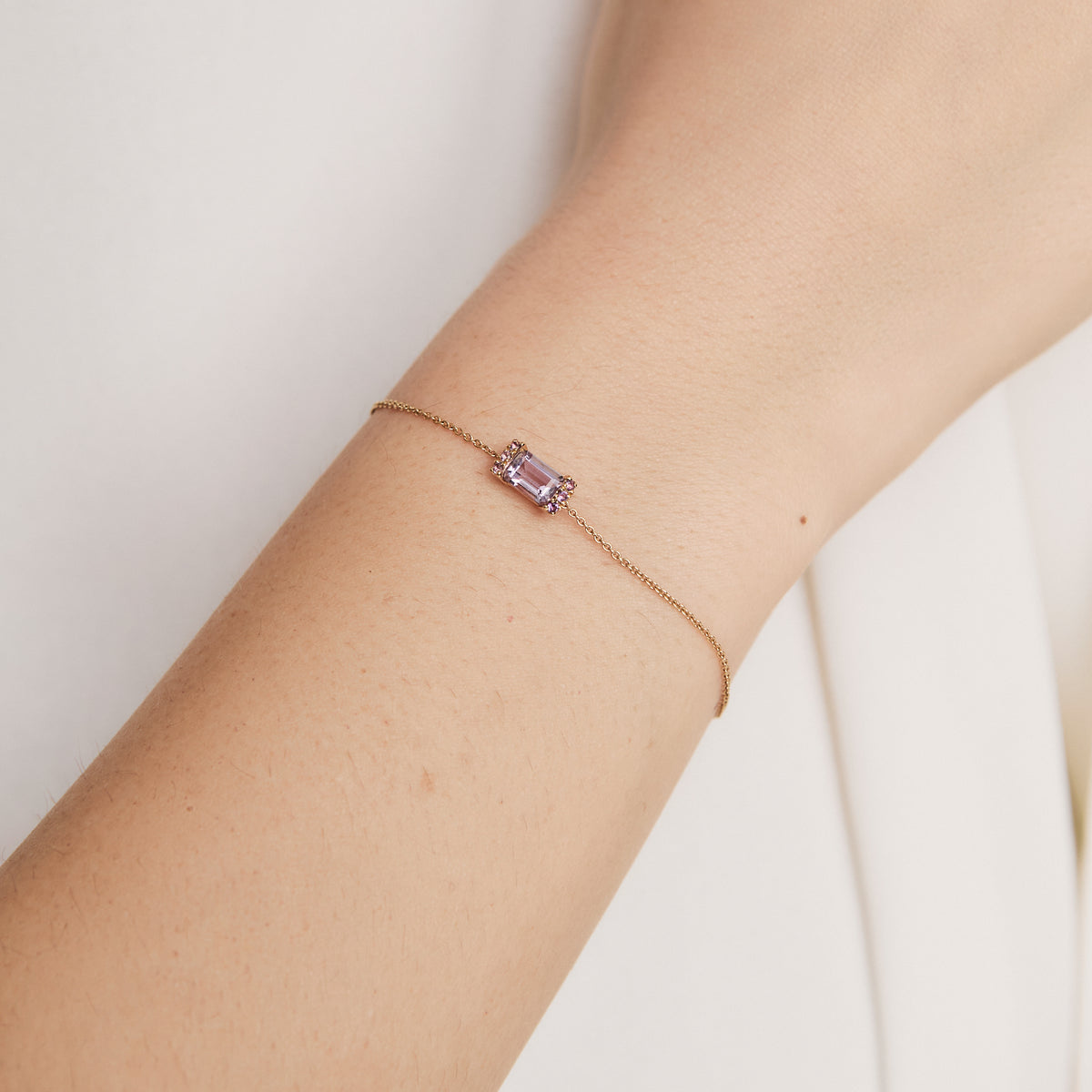 Pulsera Amelia en oro amarillo de 18K con amatista corte esmeralda