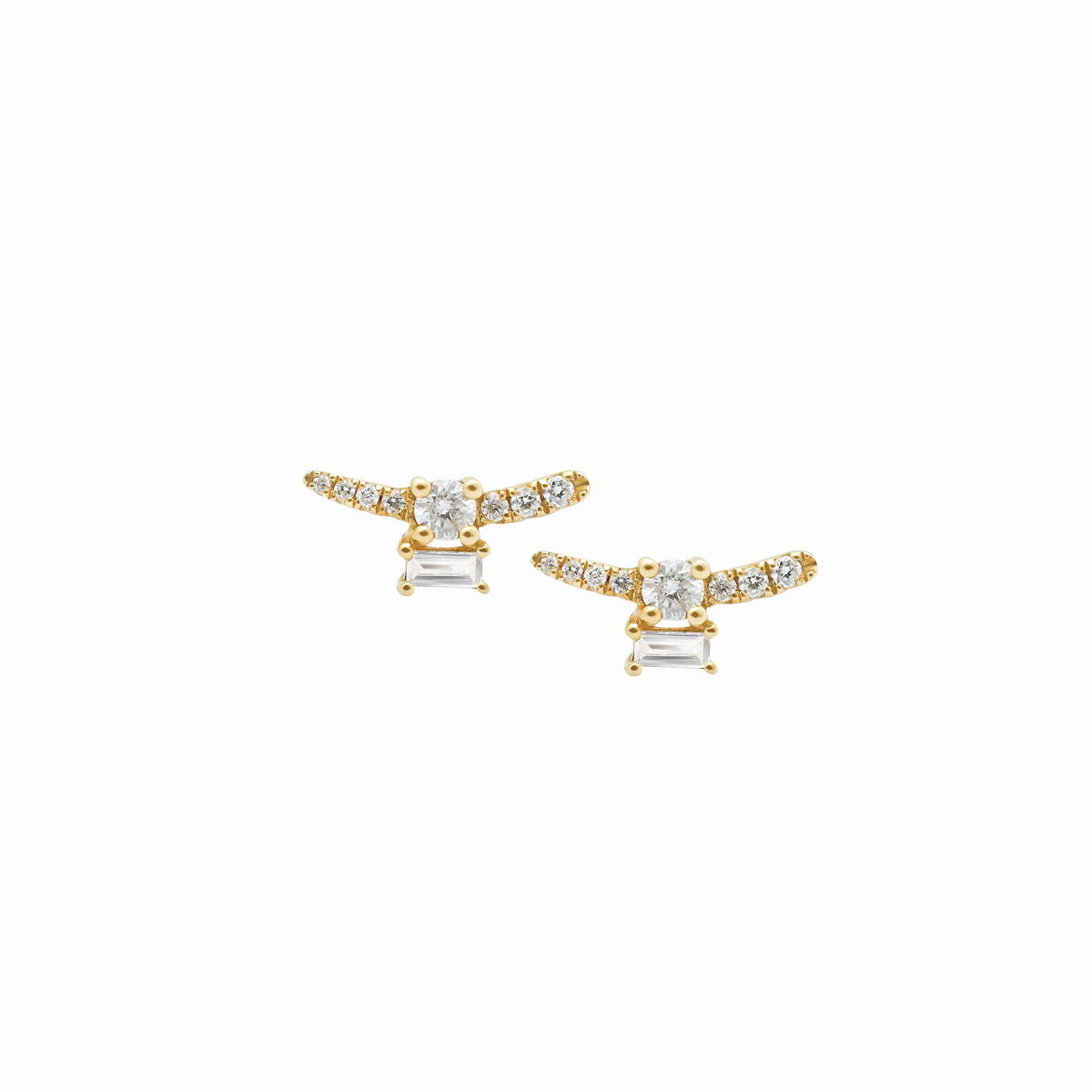 Aretes en oro amarillo de 18K barra en curva con brillantes