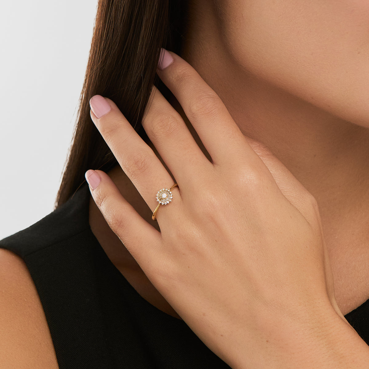 Anillo en oro amarillo de 18K roseta estrella con brillantes