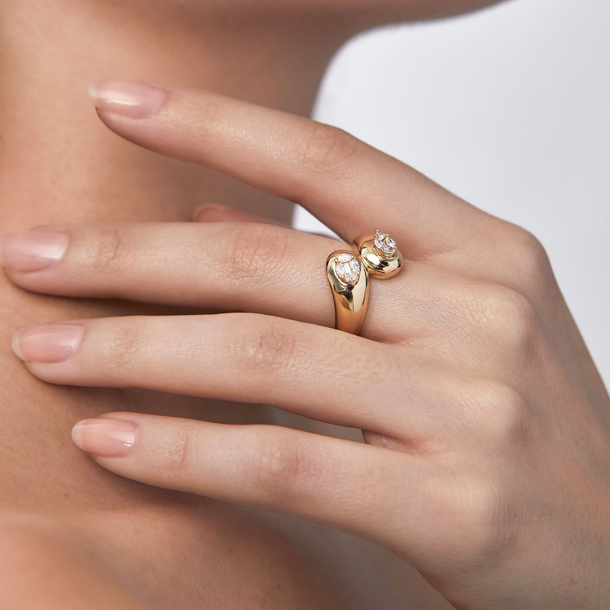 Anillo en oro amarillo de 18K cruzado 2 gotas