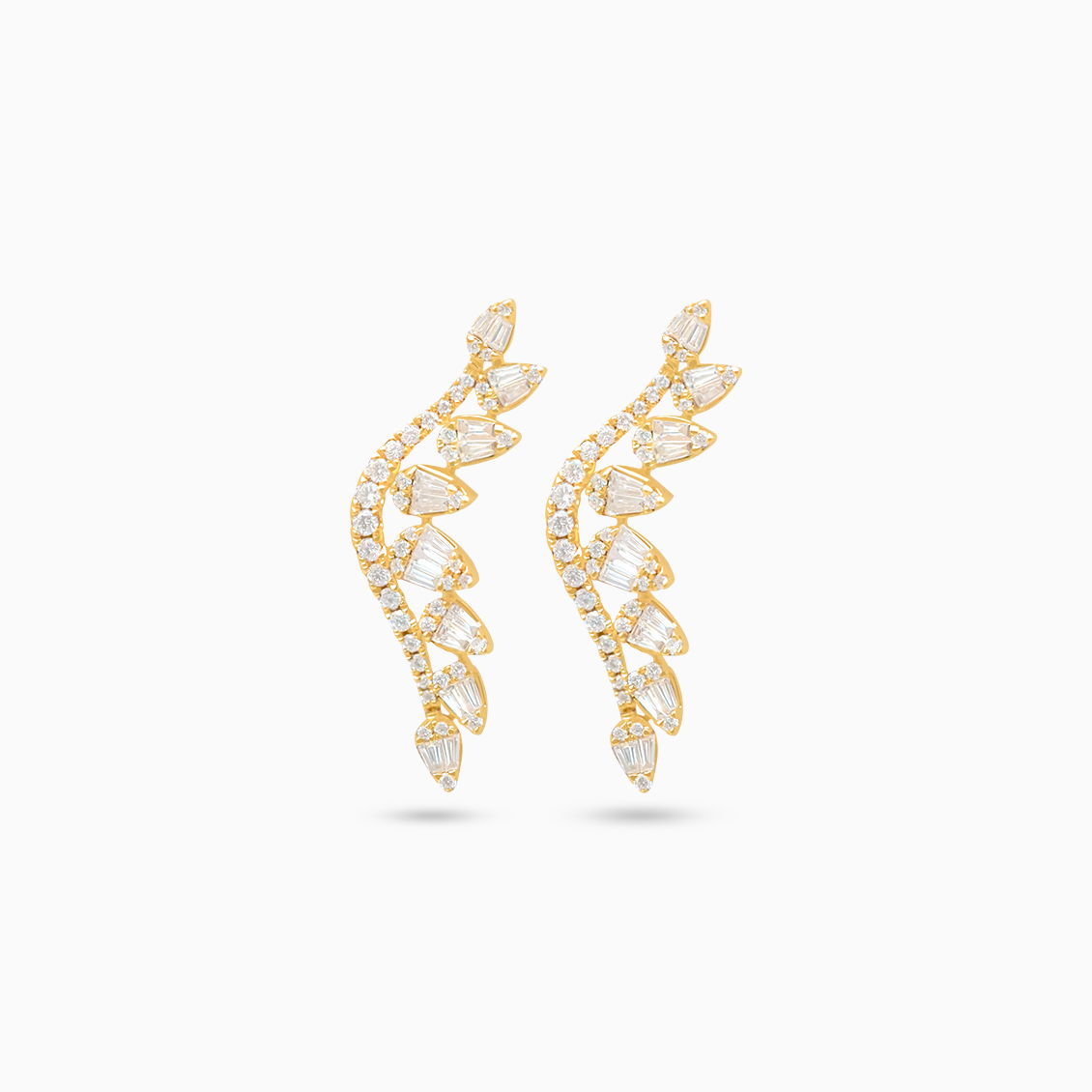 Aretes earcuff oro amarillo 18K con silueta arqueada y diamantes
