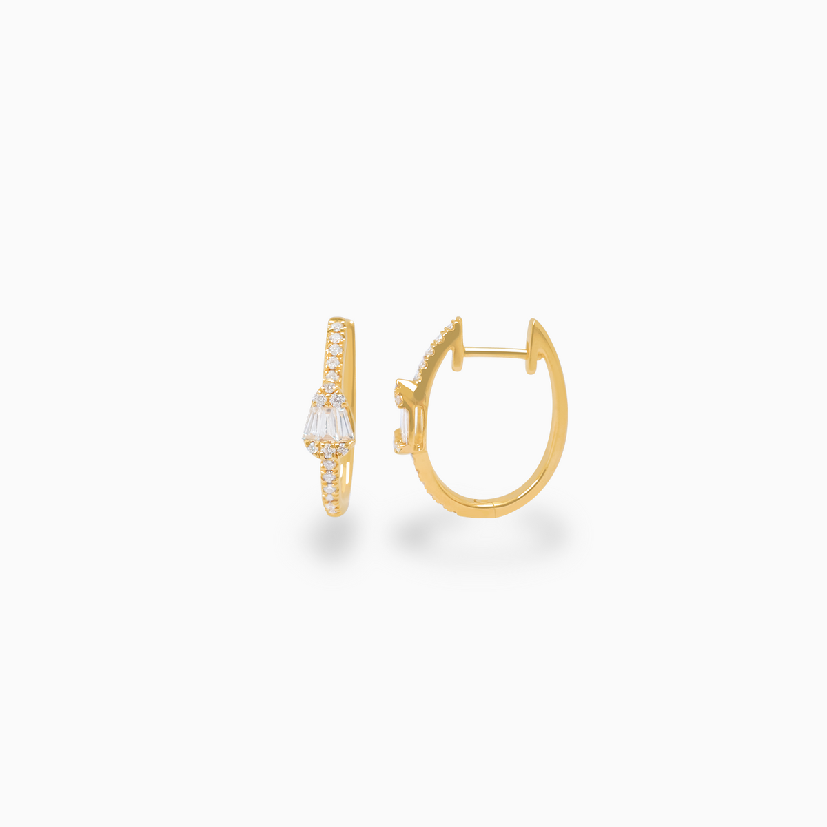 Aretes en oro amarillo 18K argollas ovales con brillantes