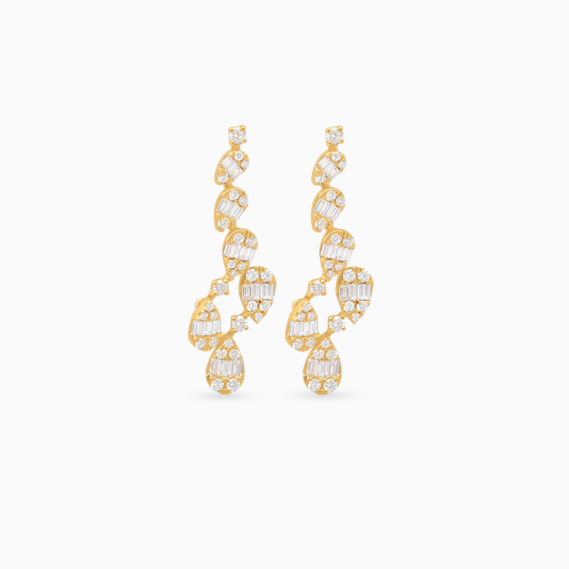 Aretes earcuff oro amarillo de 18K con diamantes baguette, redondos y dos gotas colgantes.