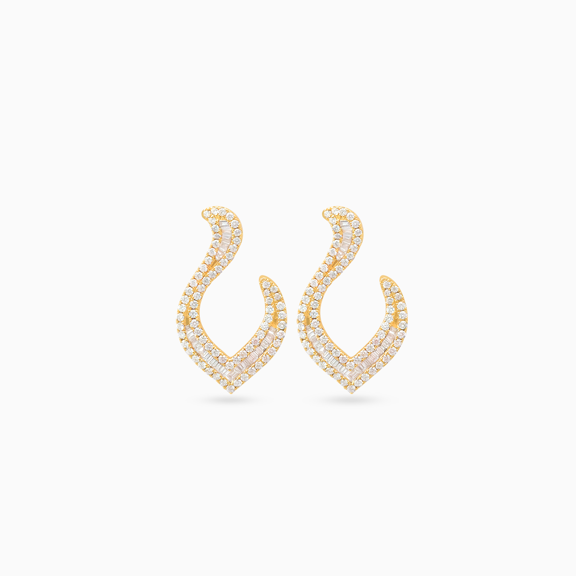 Aretes en oro amarillo 18K diseño ojival con curva abierta