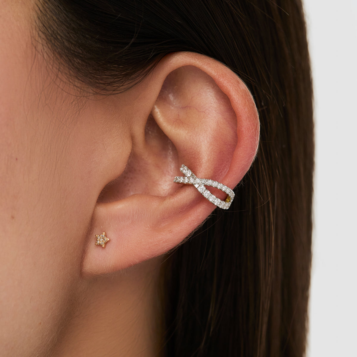 Medio arete piercing en oro amrillo 18K "X" con brillantes con rodio