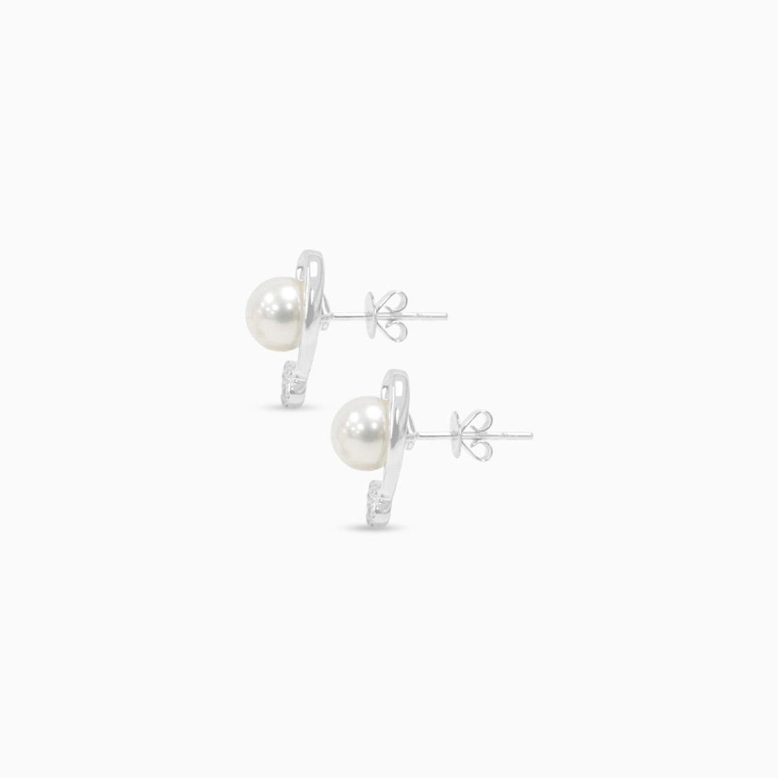 Aretes oro blanco 18K perla con curva flecha corazón