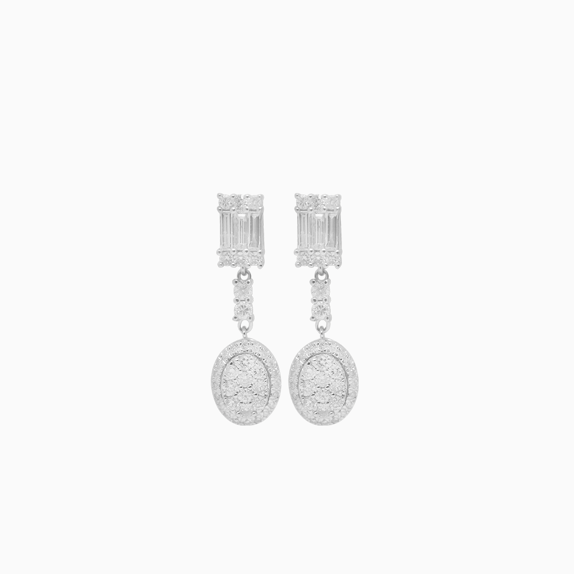 Aretes oro blanco 18K largos con brillantes baguette y redondos