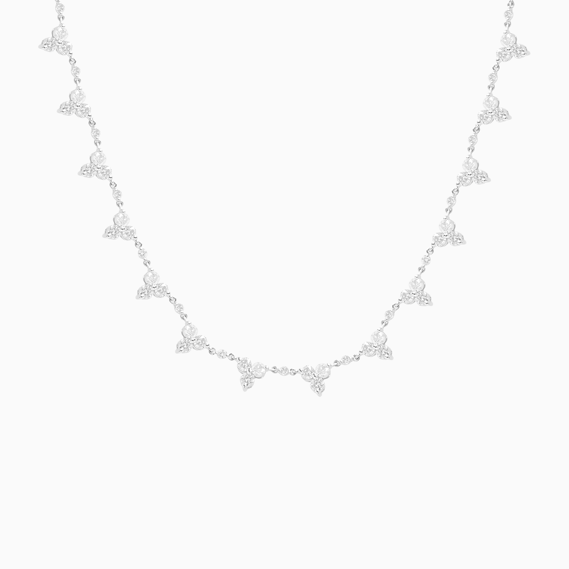 Collar en oro blanco 18K trebol con brillantes redondos y cadena rolito