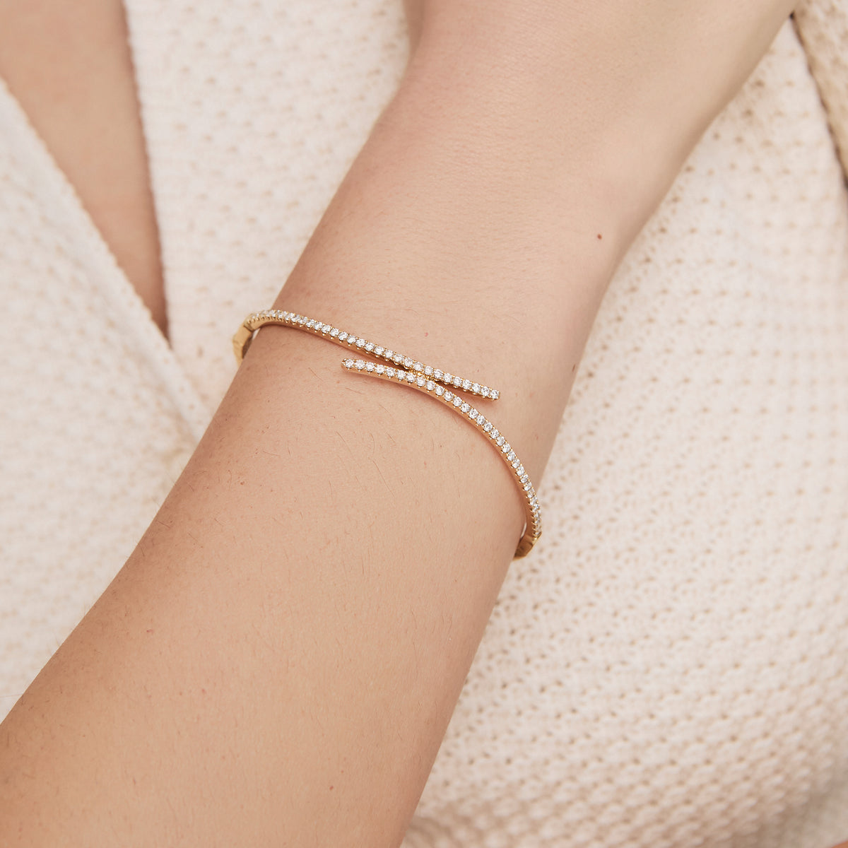 Pulsera oro amarillo de 18K bangle con curvas entrelazadas con brillantes