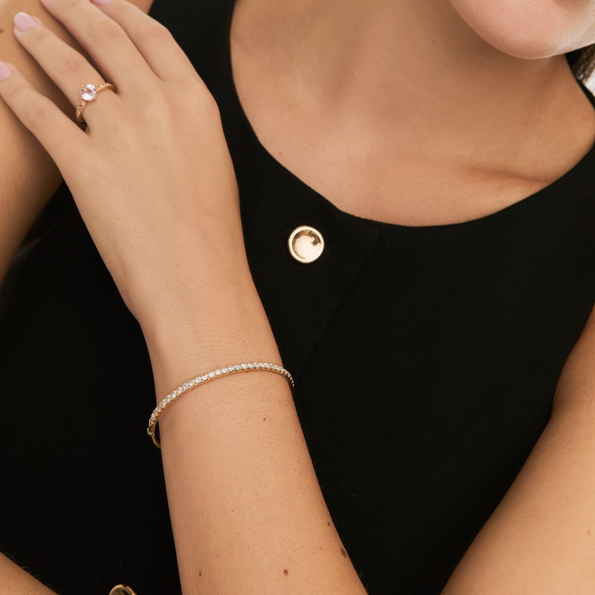 Pulsera en oro amarillo de 18K bangle con medio rivière de brillantes