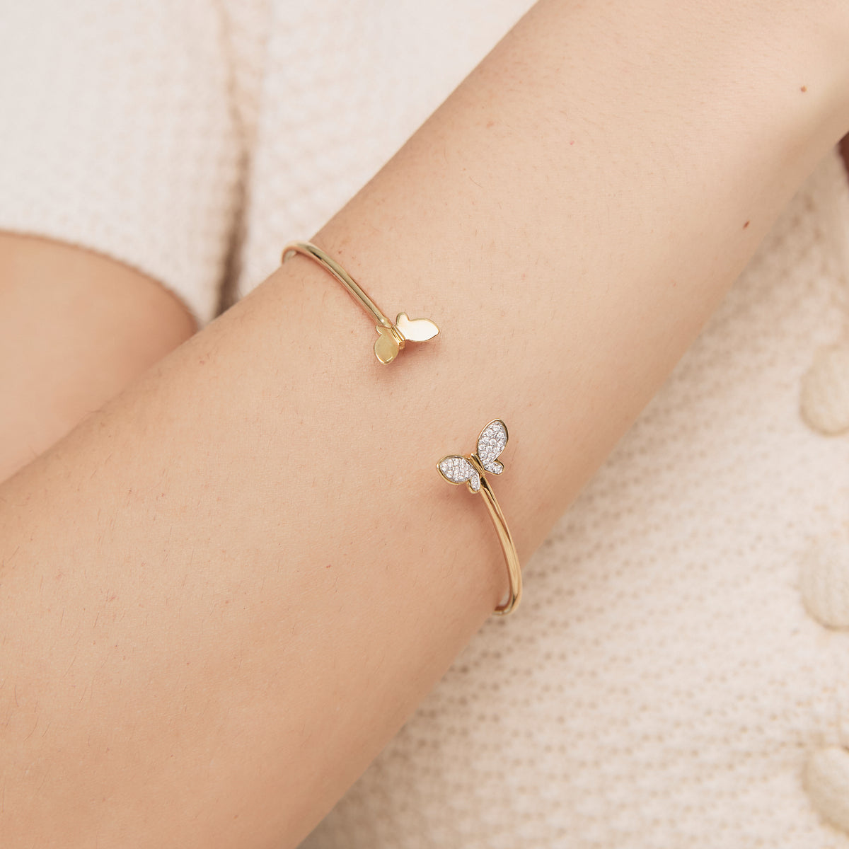 Pulsera en oro amarillo de 18K tubular semiabierta