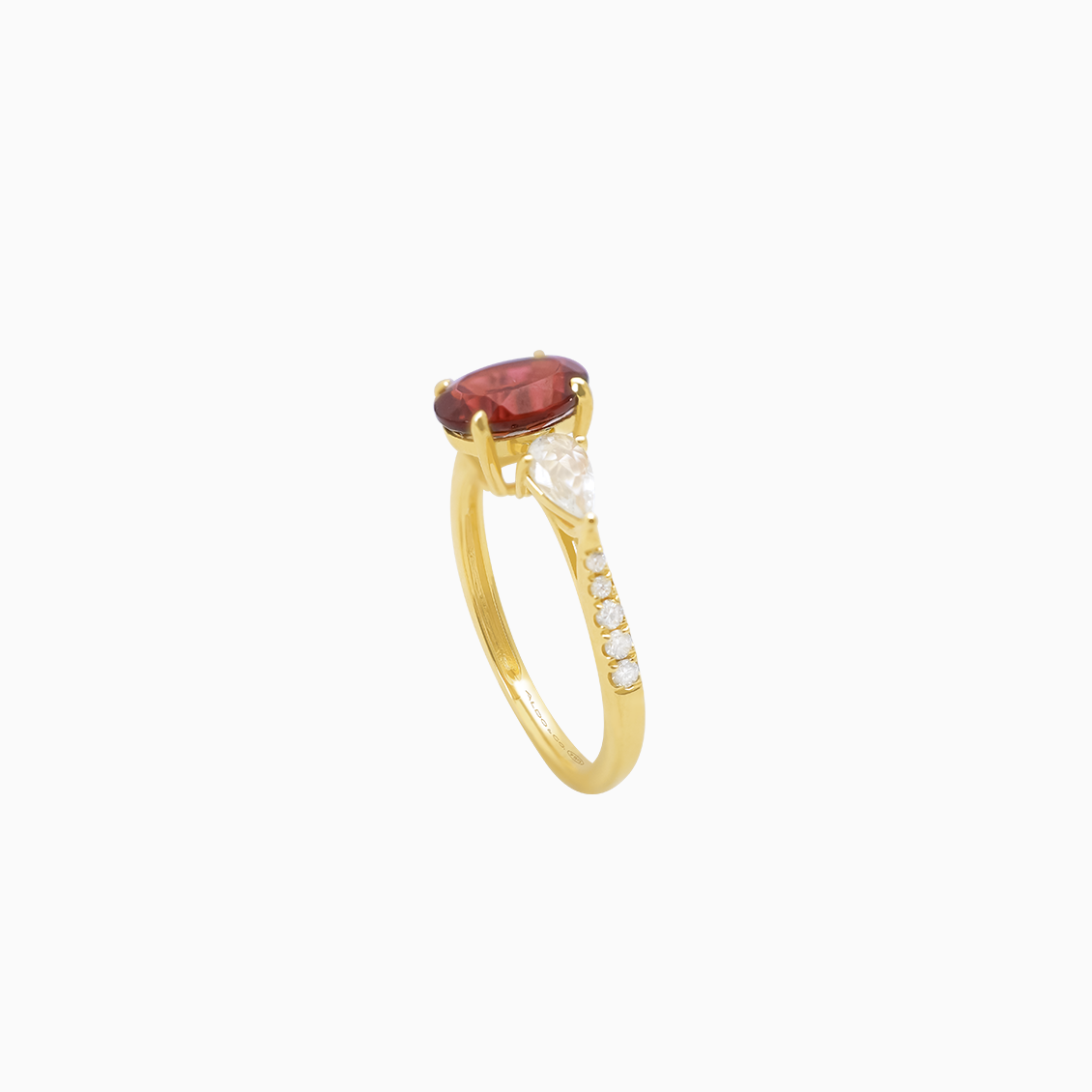 Anillo oro amarillo 18K con turmalina oval, zafiros blancos y brillantes