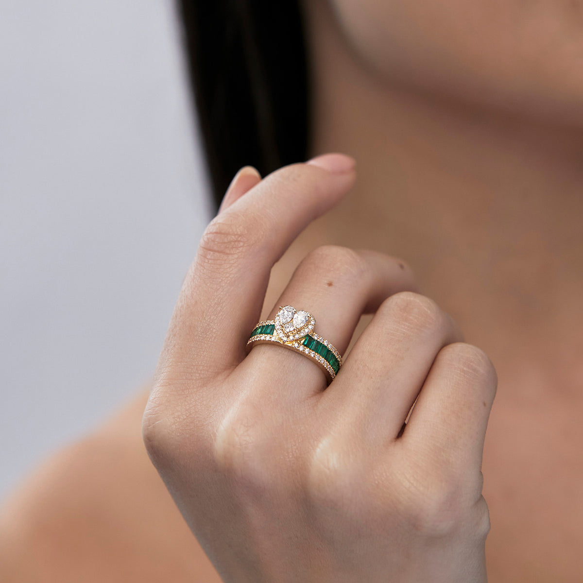 Anillo oro amarillo 18K esmeralda y corazón con brillantes
