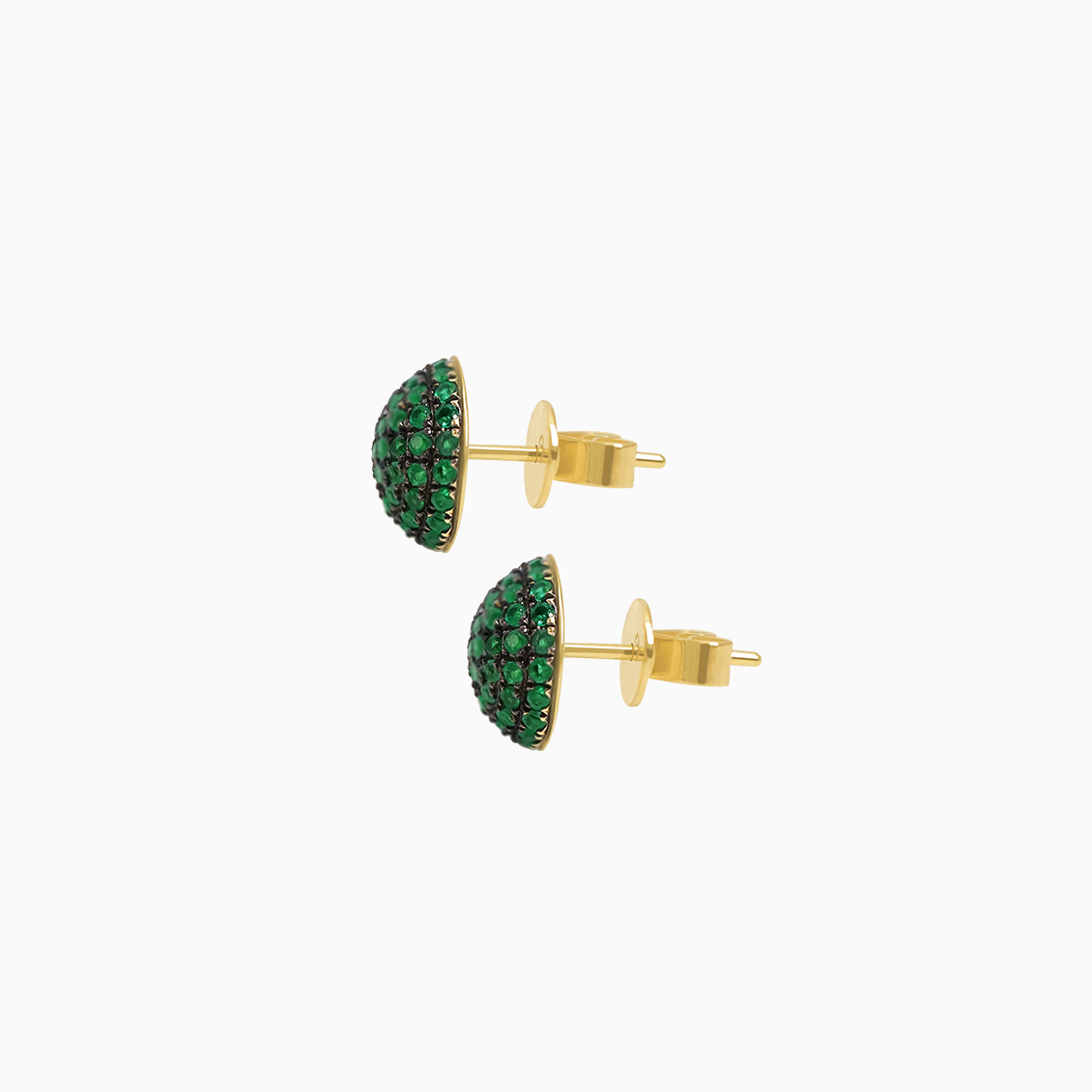Aretes oro amarillo 18K media bola con esmeraldas con rodio negro en uñas