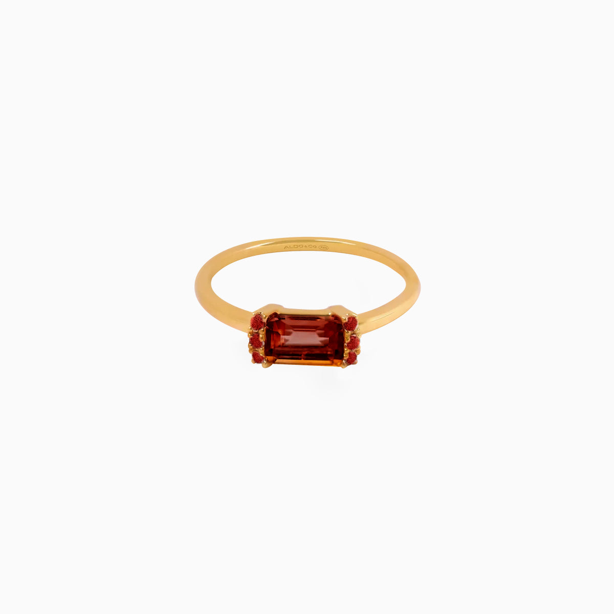 Anillo Amelia oro amarillo de 18K con granate corte esmeralda