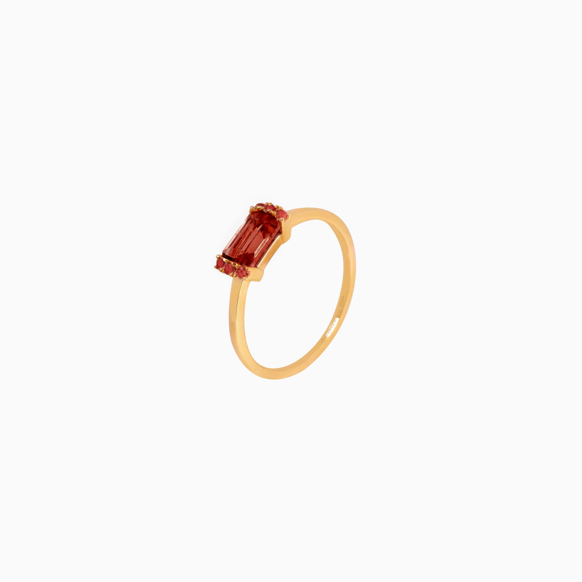 Anillo Amelia oro amarillo de 18K con granate corte esmeralda