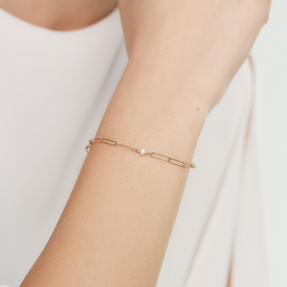 Pulsera oro amarillo 18K con perlas y beads