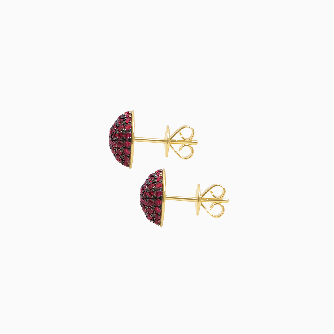 Arete oro amarillo 18K media bola con rubiés con rodio negro en uñas