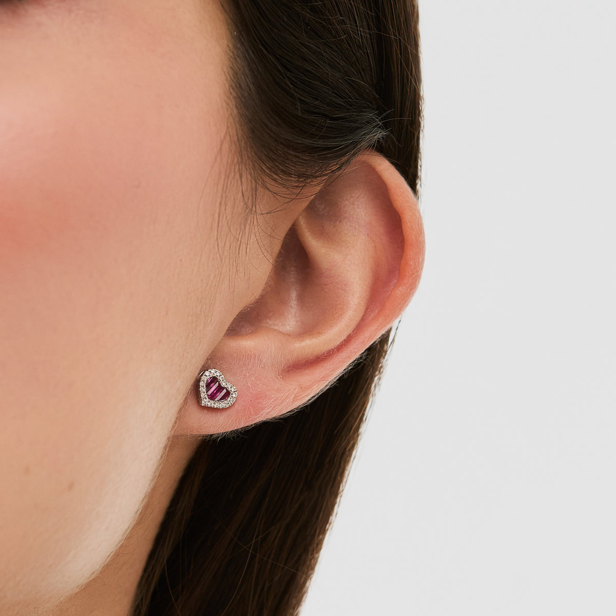 Aretes oro blanco 18K corazón con rubí