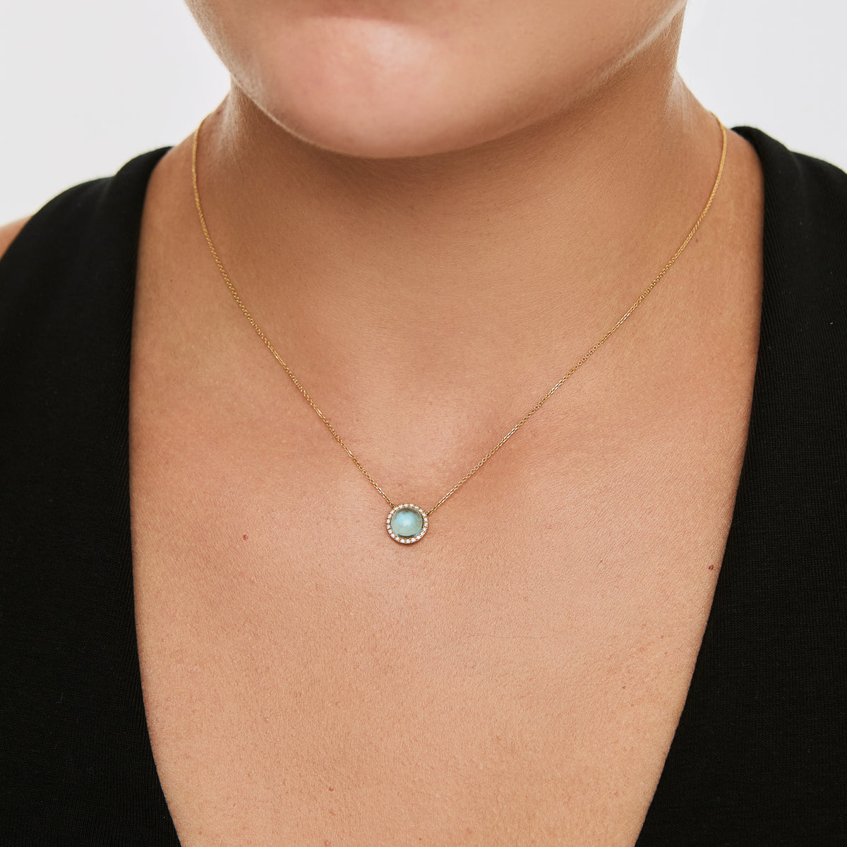 Collar en oro amarillo de 18K con cabuchon redondo topacio azul