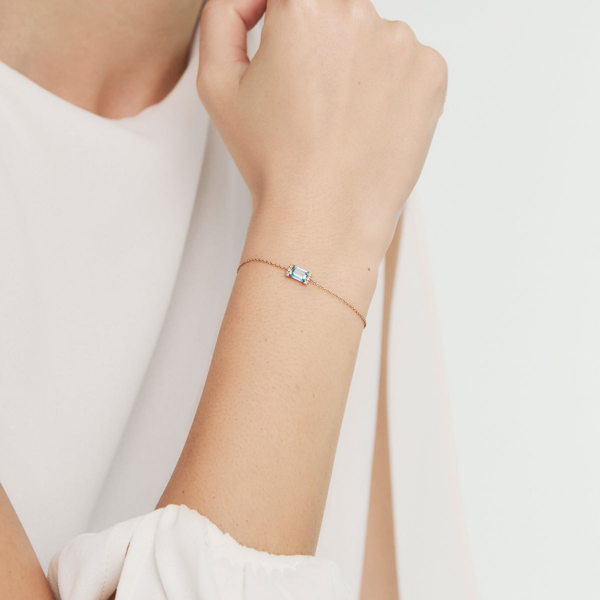 Pulsera Amelia en oro amarillo de 18K con topacio azul corte esmeralda