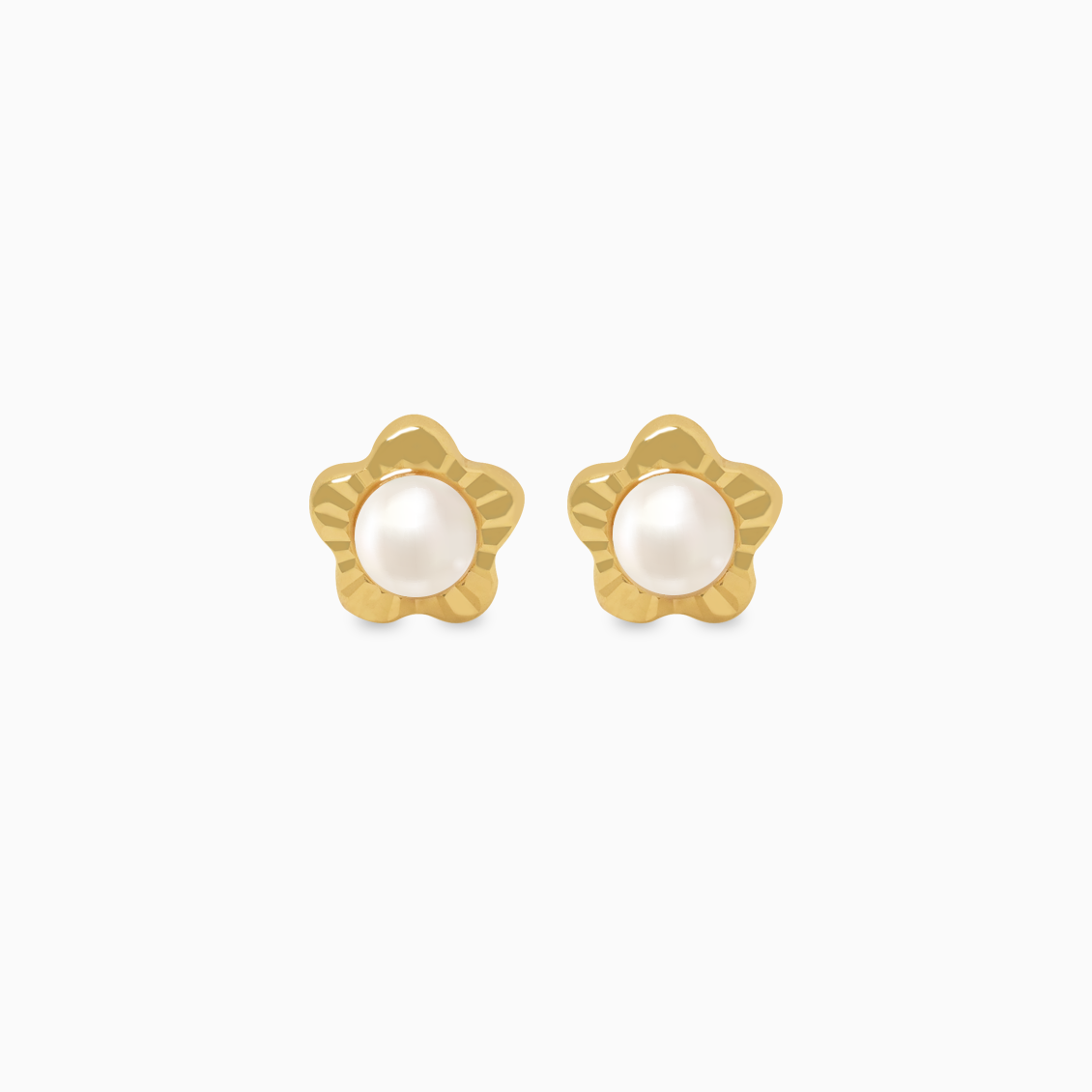 Aretes en oro amarillo de 18K flor diamantada con perla