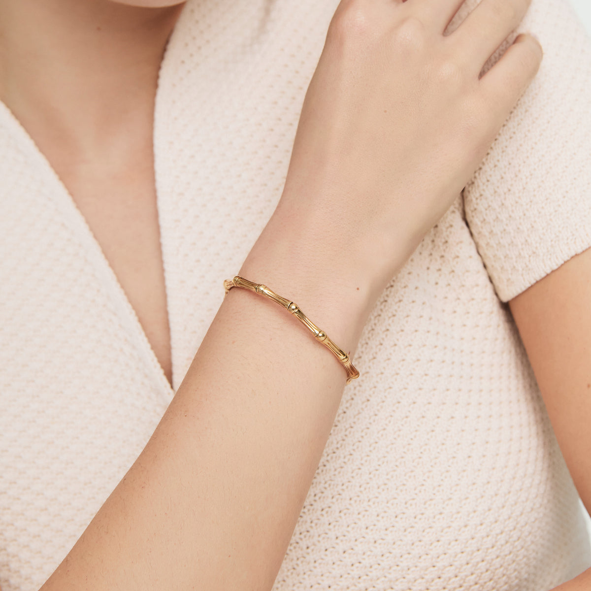 Pulsera en oro amarillo de 18K elástica con textura