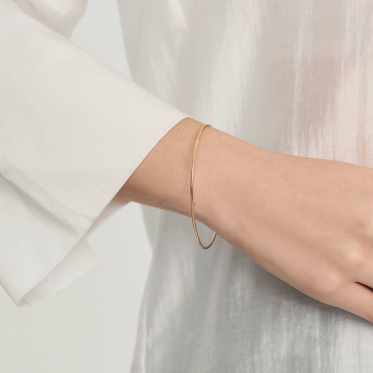 Pulsera en oro amarillo de 18K aro rígido tubular