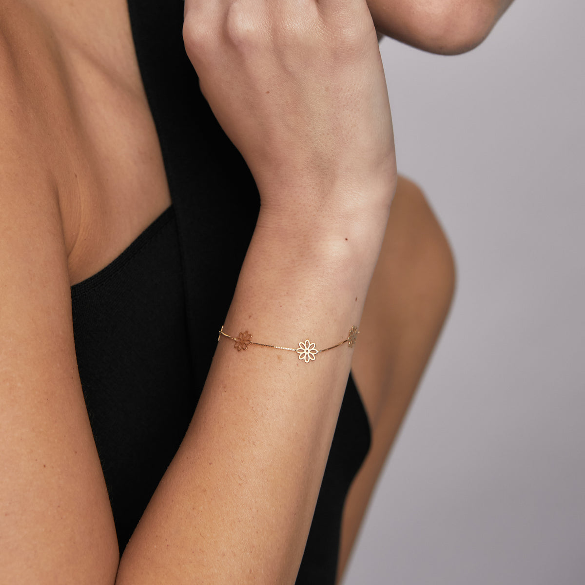 Pulsera oro amarillo 18K c/ dijes flor plano