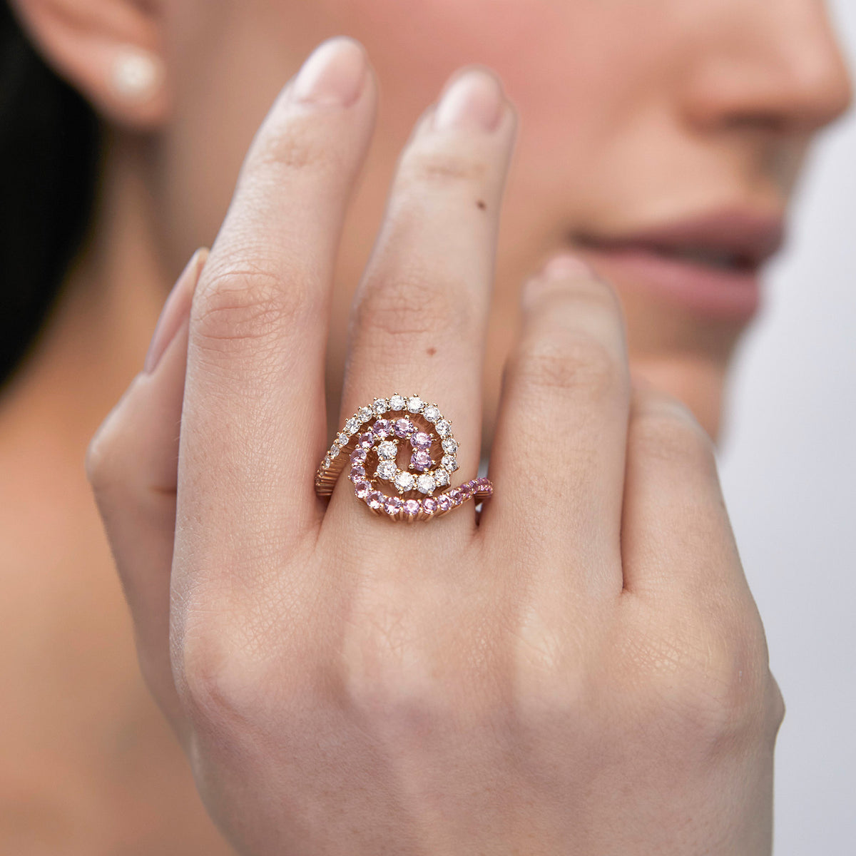 Anillo remolino con zafiro rosado