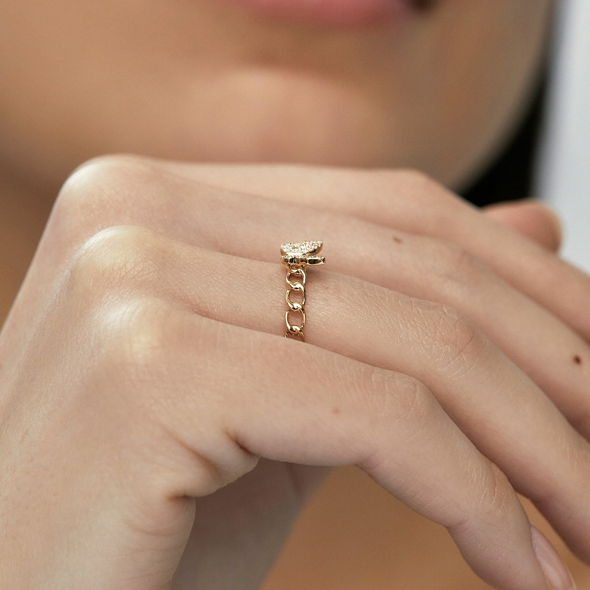 Anillo oro amarillo 18K con mariposa