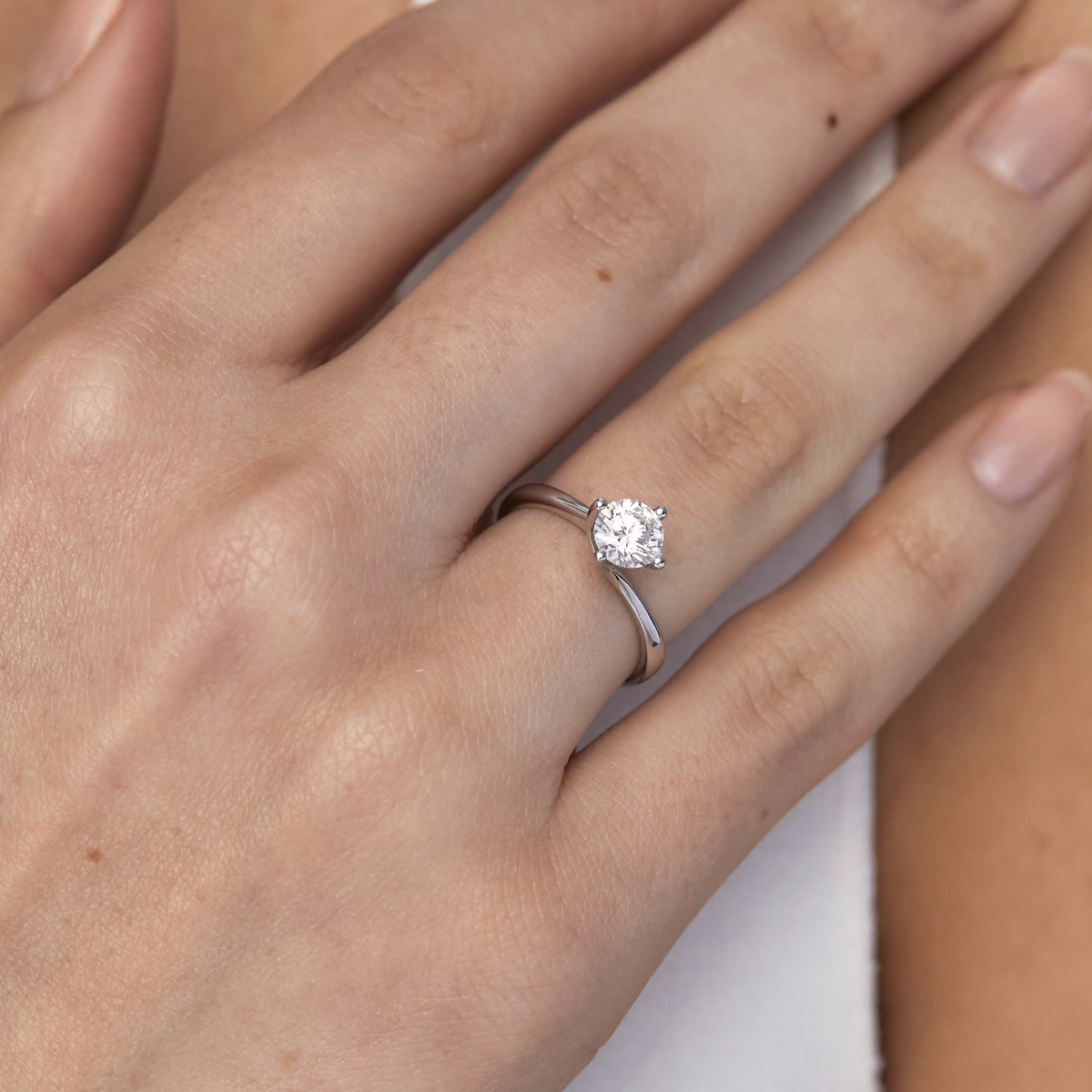 Anillo de compromiso en oro blanco de 18K modelo Infinito