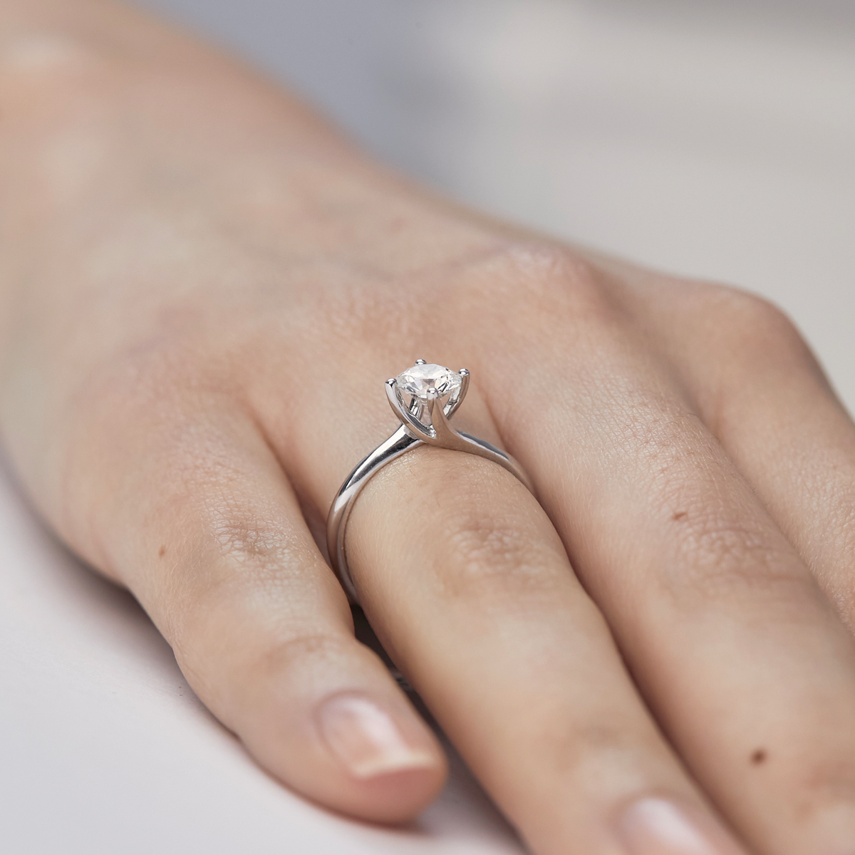 Anillo de compromiso en oro blanco de 18K modelo Infinito