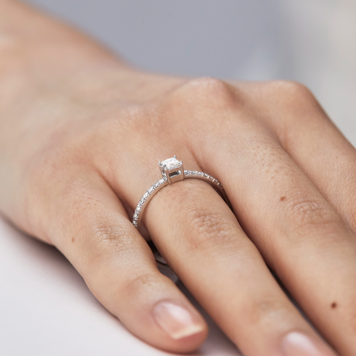 Anillo de compromiso en oro blanco de 18K modelo Constanza