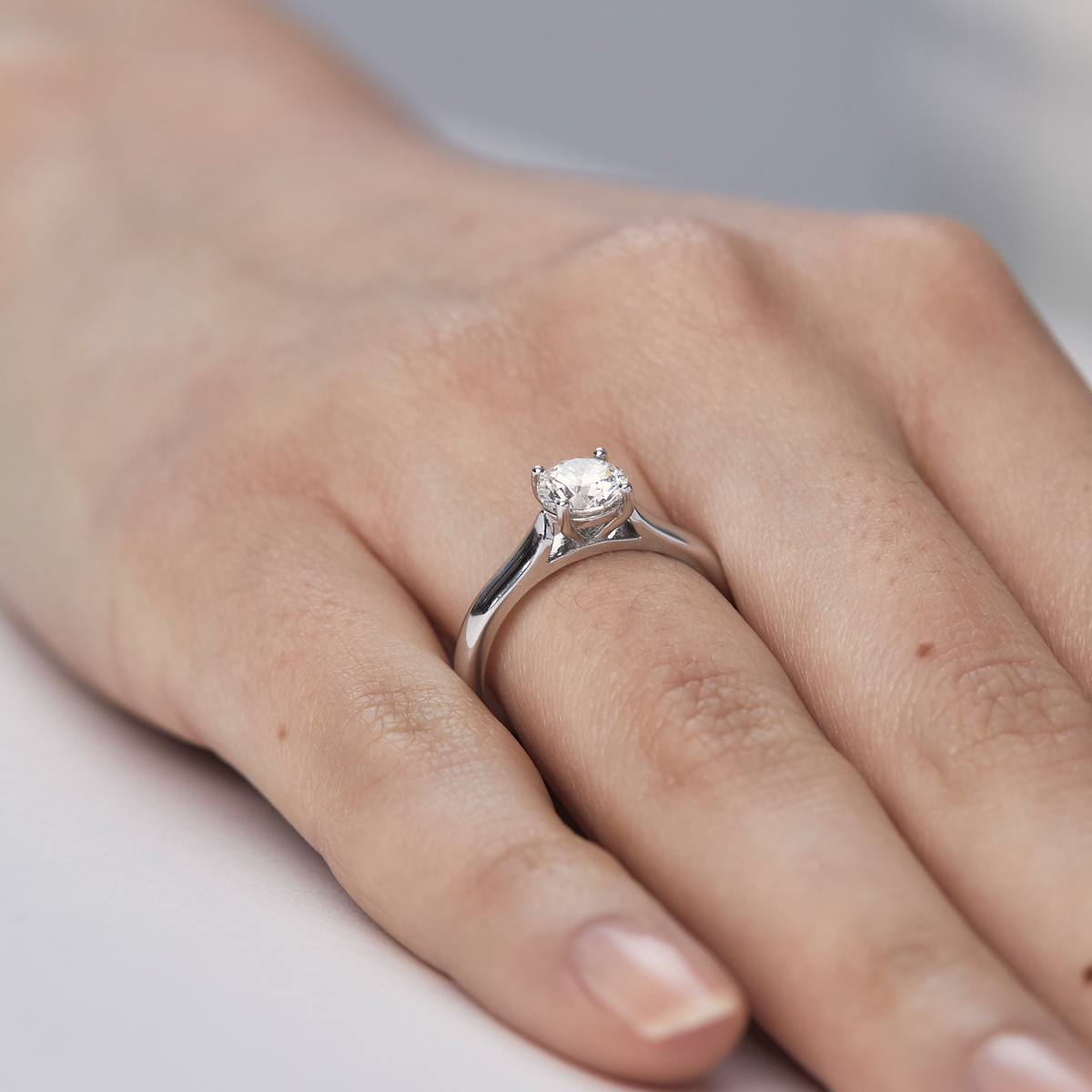 Anillo de compromiso de platino modelo Royal